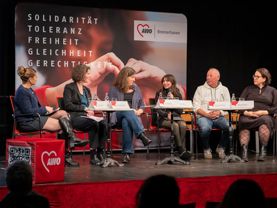 Die Podiumsteilnehmer auf der Bühne | © AWO Bremerhaven / Simone Hryzyk