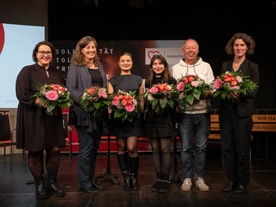 Gruppenfoto nach Abschluss der Veranstaltung: Alexandra Kanin, Dr. Kai Huter, Francine Fester, Ayshan Sabili, Markus Gerstmann, Dr. Julia Kernbach | © AWO Bremerhaven / Simone Hryzyk
